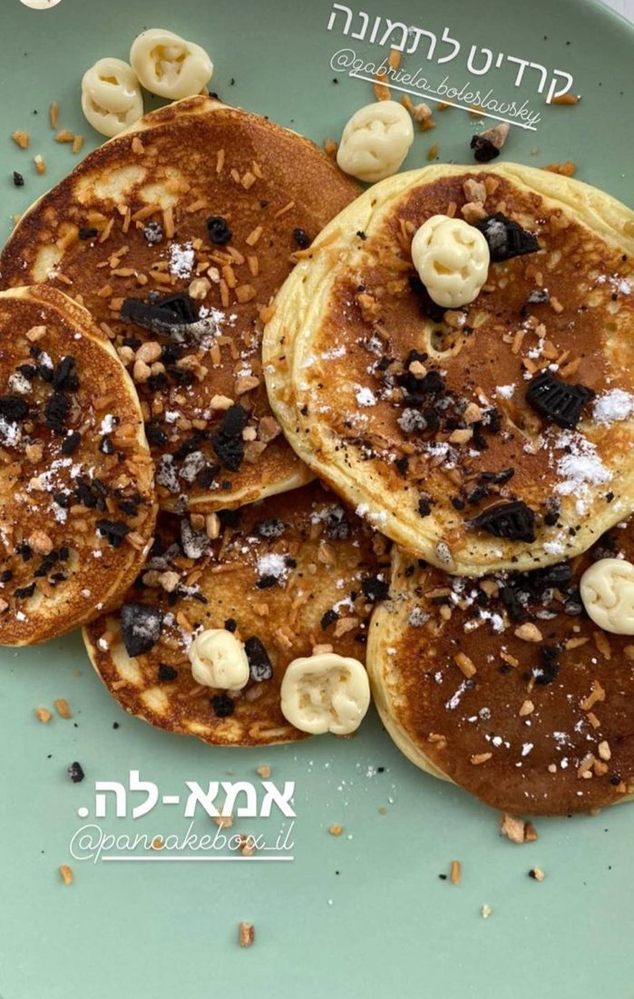 פנקייקים עם אגוזים, שוקולד לבן ועוגיות