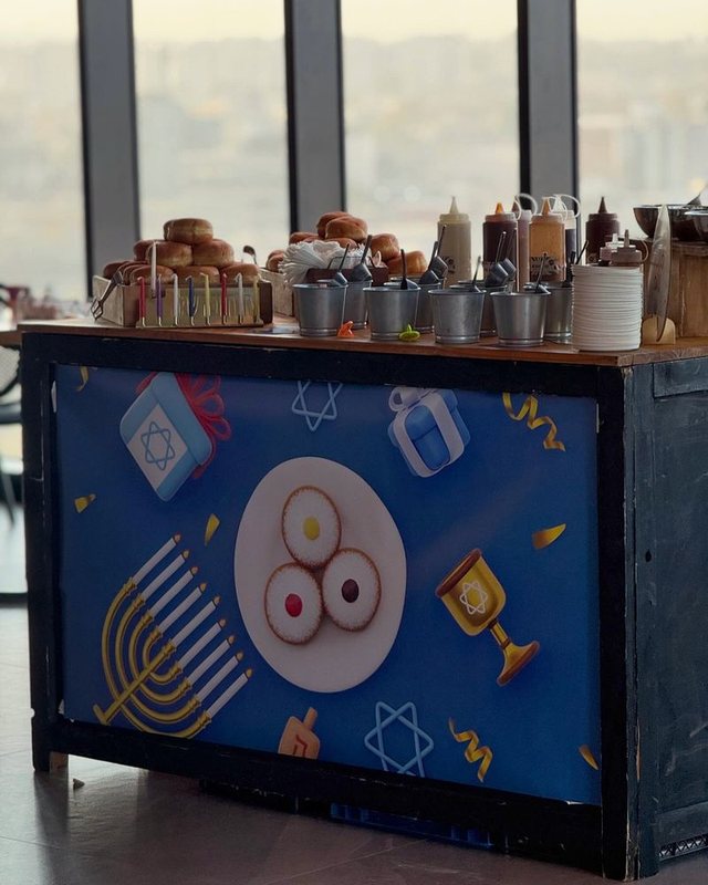 דוכן ממותג בעיצוב חנוכה עם סופגניות